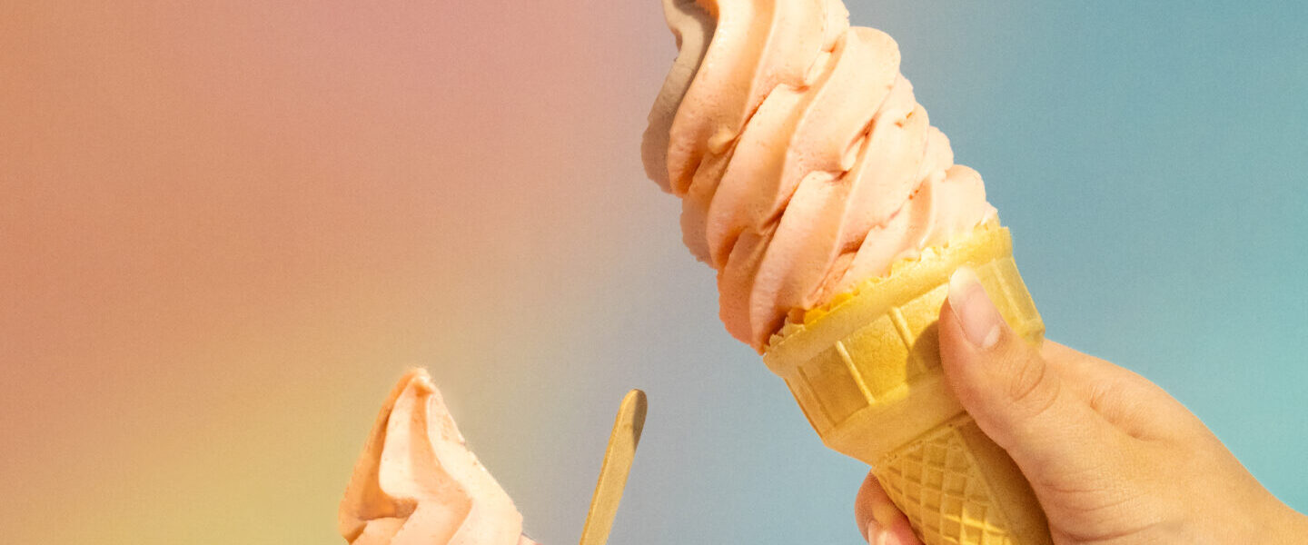 Dessert glacé sans produits laitiers saveur fraise servi en coupe avec garniture colorée pour crèmeries et cafés au Québec
