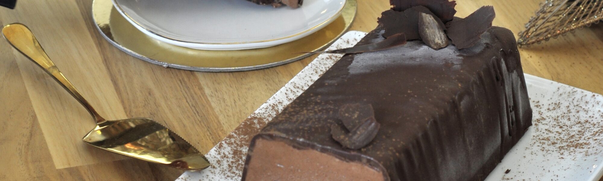 Bûche glacee au chocolat et cerise noire